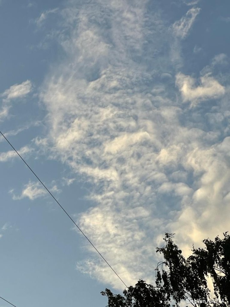 Какое небо голубое...?

What a blue sky...?